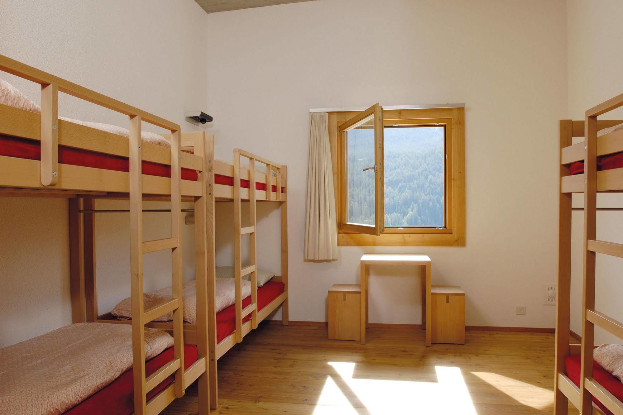 Scuol Youth Hostel Экстерьер фото
